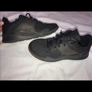 Boys Nike shoes size 6.5Y